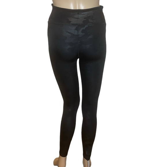SPANX Vegan Faux Leather Matte Black Camo Leggings 20185R Size Small EUC - Picture 7 of 8